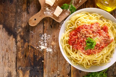 Domates soslu ve parmesanlı spagetti.