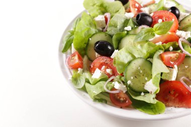 Salatalık, domates ve peynirli sebze salatası.