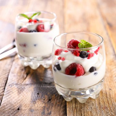 Meyveli yoğurt, yabanmersini ve ahududu.