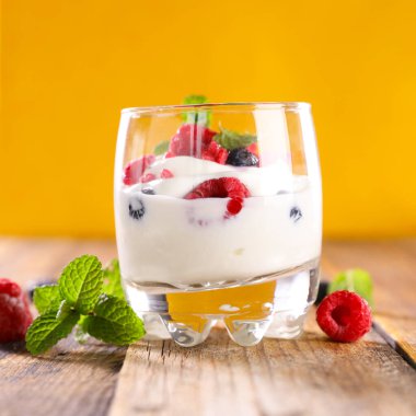 Meyveli yoğurt, yabanmersini ve ahududu.