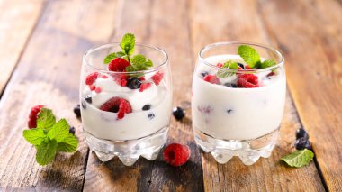 Meyveli yoğurt, yabanmersini ve ahududu.