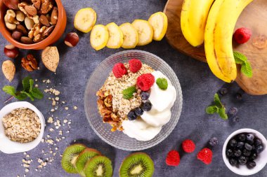 Yoğurt ve böğürtlenli granola