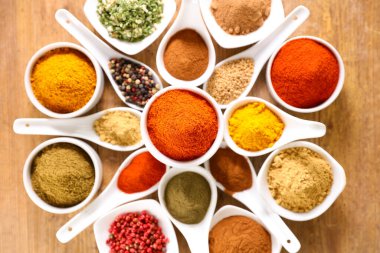 çeşitli otlar ve baharatlar - üst görünüm