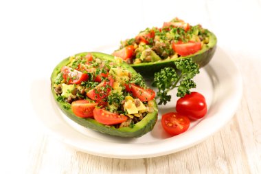 Vejetaryen avokado salatası ve domates.