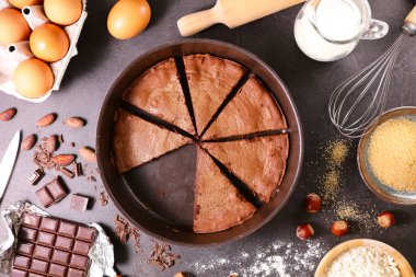 Malzemeli çikolatalı pasta. En iyi manzara.