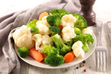 Brokoli, karnabahar ve havuç. Vejetaryen yemeği.