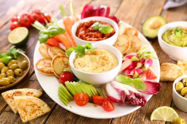 çeşitli çiğ sebze ve sos