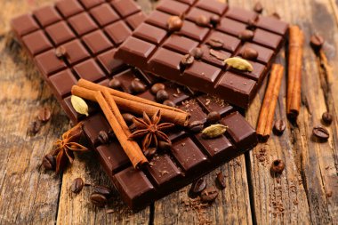 Çikolata, kahve taneleri ve baharatlar.