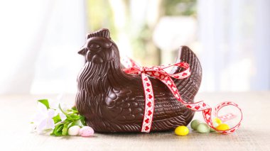 Kurdeleli ve çiçekli çikolatalı Paskalya