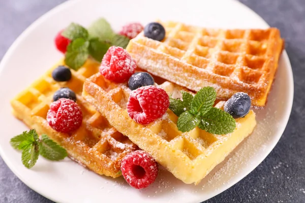 Taze meyveli waffle. 