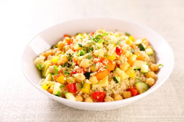 Bir kase vejetaryen kuskus ve otlar.