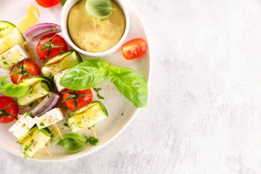 sebze şişi ve sos.