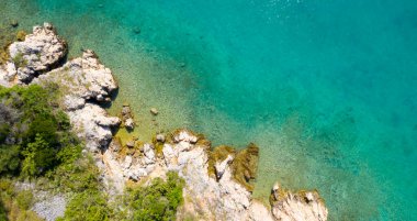 Sahil ve turkuaz deniz manzarası