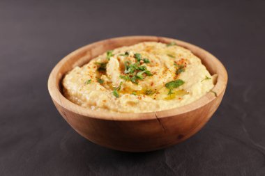 Masada bir kase humus var.