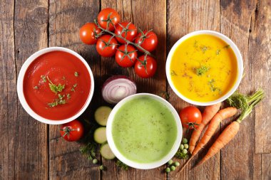 Bir kase çorba ve malzeme.