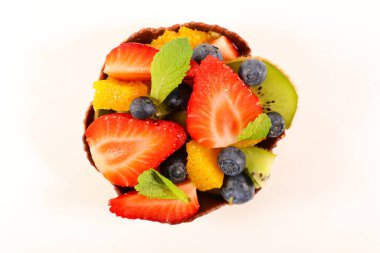 Beyaz arkaplanda taze meyve salatası