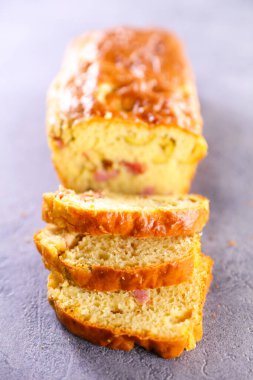 Jambonlu kek, pastırma ve peynir.