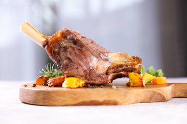 Tahtada kızarmış kuzu budu.