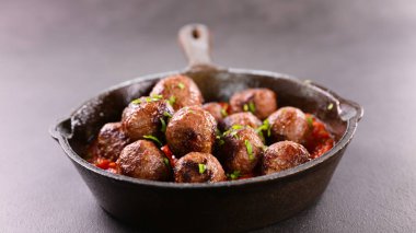 Izgara köfte ve domates sosu.