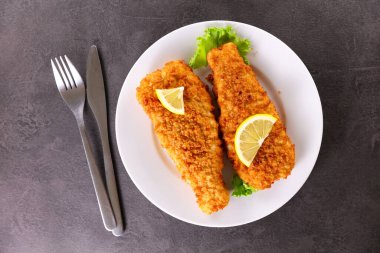 Kızarmış balık ve limon.