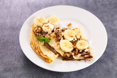 Muzlu ve çikolatalı krep.