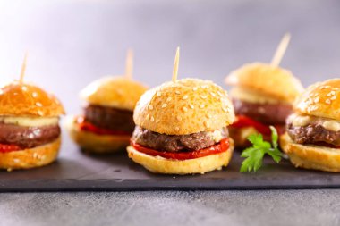 Etli ve domatesli mini hamburger.