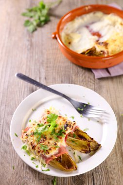 Jambon ve peynirli fırında hindiba.