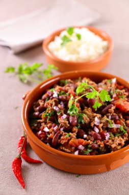 Chili con carne ve pirinç