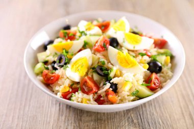 Yumurtalı sağlıklı sebze salatası.