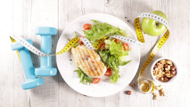 Diyet yemek kavramı. Izgara tavuk ve marul.