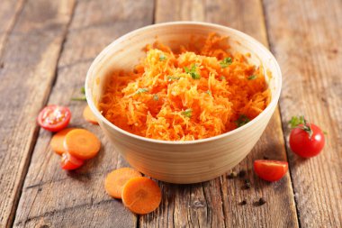 Taze rendelenmiş havuçlu kase 