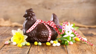 Tahta arka planda paskalya yumurtası çikolatası