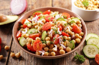 Domates, salatalık, avokado ve soğanlı nohut salatası.