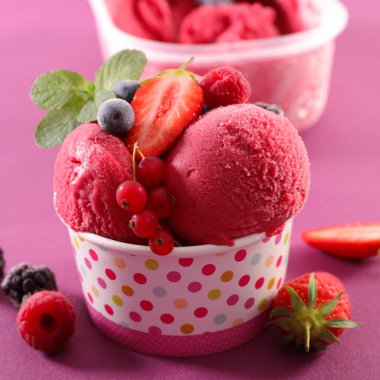 dondurma kepçesi ve meyve