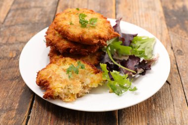 Kızarmış patates ve salata.