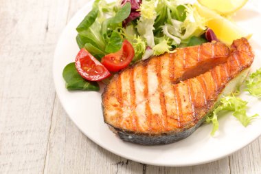 Kızarmış somon biftek ve salata.