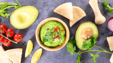 avokado ve baharatlı guacamole.