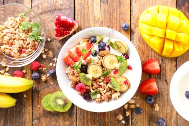 Kahvaltıda granola, yoğurt ve meyve.