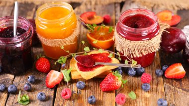 Taze ev yapımı reçel ve ekmek.