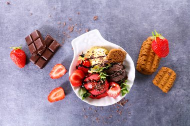 Meyveli ve bisküvili dondurma.