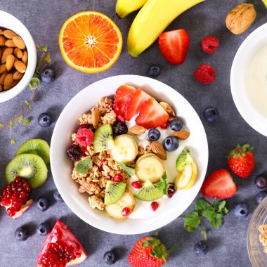 Taze meyveli granola kahvaltısı