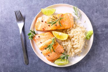 Kızarmış somon balığı, üst manzaralı.