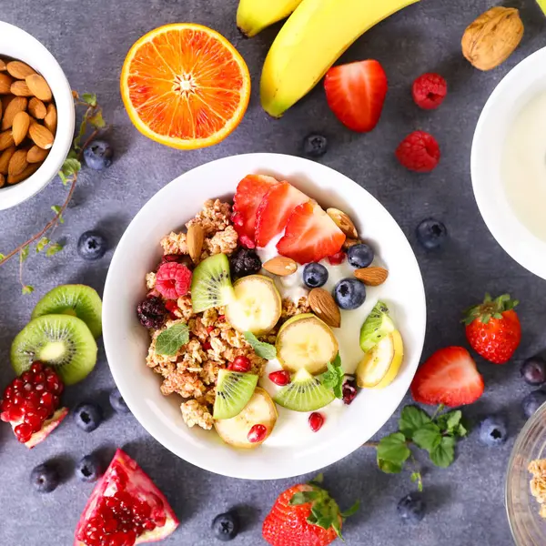 Taze meyveli granola kahvaltısı