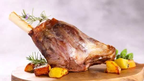 Kızarmış kuzu budu ve patates.