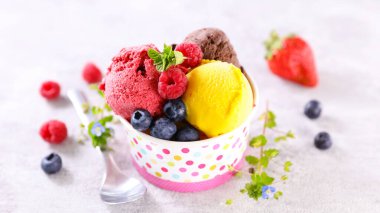 Bir kaşık çikolata, çilek ve mango dondurması.