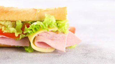 Jambon, peynir, marul ve domatesli sandviç.