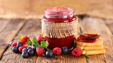 Meyve reçeli ve ekmek