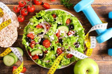 Salata, metre ve halterli diyet gıda konsepti