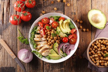 Tavuk ve sebze salatalı Buda kasesi.