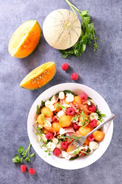 Mozzarella, jambon ve ahududulu kavun salatası.